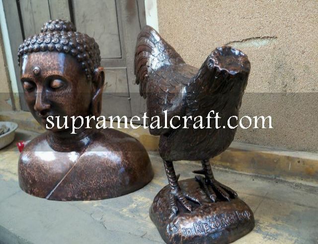 Patung Budha dan Patung Ayam tampak dari sisi depan. 