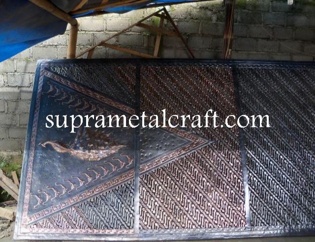 Gambar diatas adalah hasil finishing dari panel batik parang yg juga dapat dilihat relief dari ukiran burung meraknya.