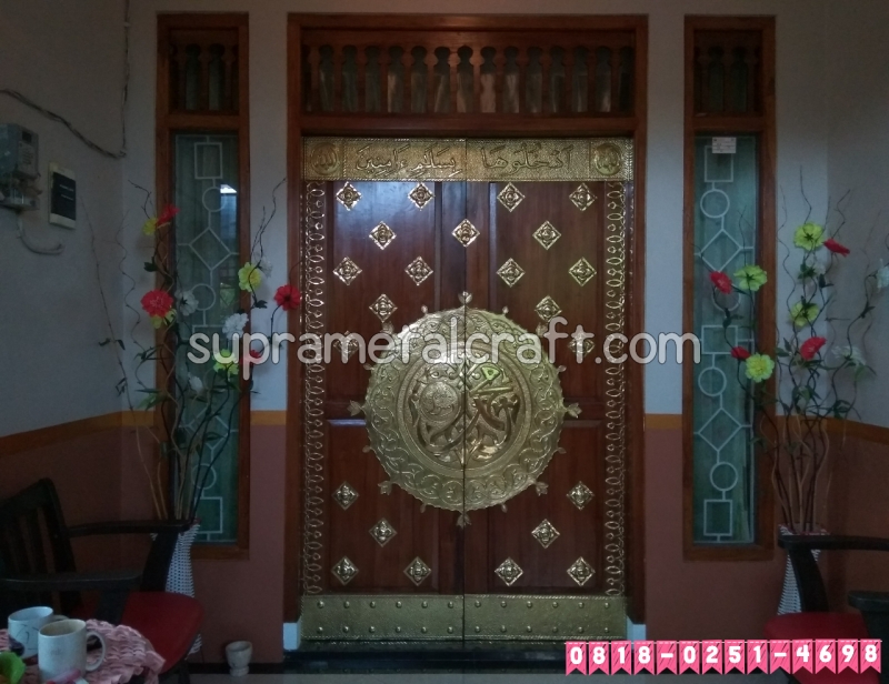 Kaligrafi replika pintu Madinah Nabawi sedang menjadi trend baru aksesories pintu baik digunakan untuk masjid atau untuk pintu rumah tinggal Anda. 