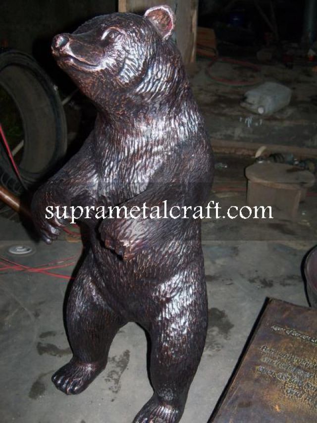 Patung Beruang bahan tembaga.