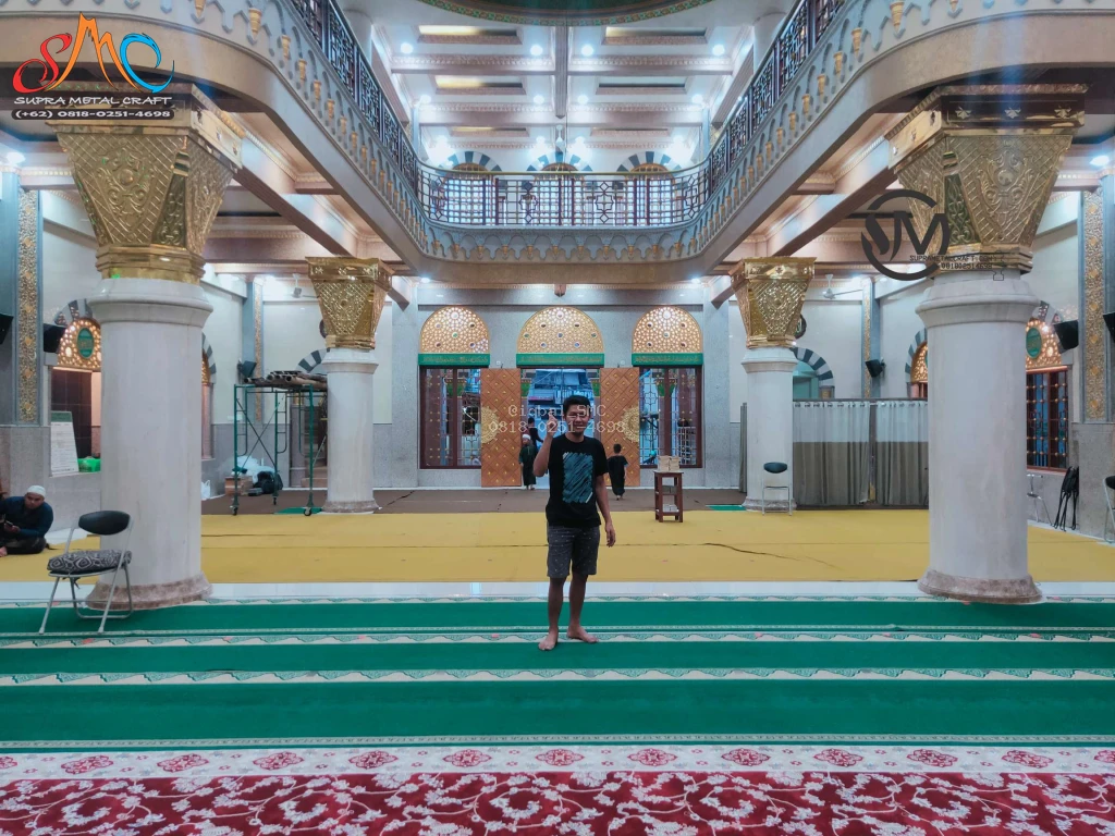 Pengrajin-Tiang-Nabawi-Kuningan:-Bawa-Kemegahan-Madinah-ke-Masjid-Anda-264