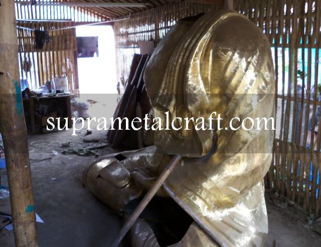 Proses produksi patung budha dengan bahan kuningan